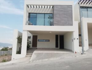 Casa en venta, Cumbres Monterrey, Arriba de Av. Paseo de los Leones; Nuevo León